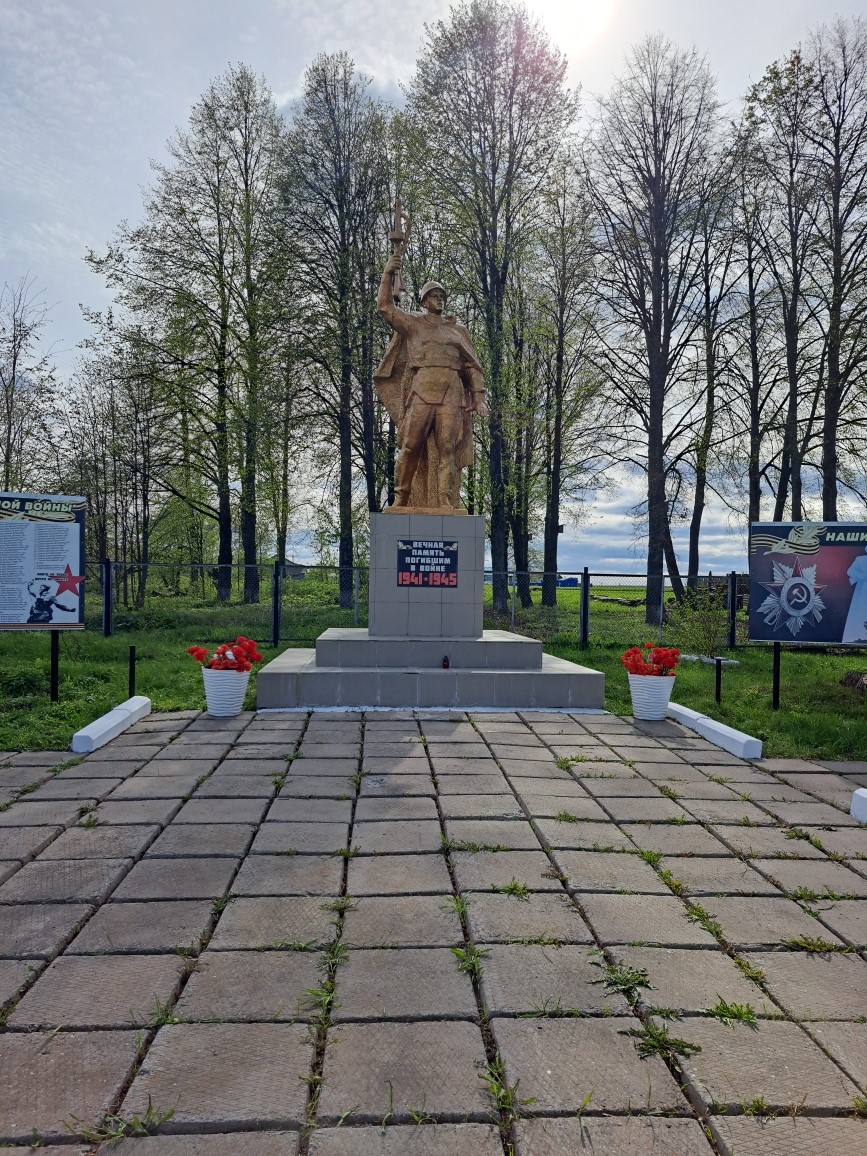 Косметический ремонт памятника ВОВ 1941-1945 г.г. проведен на территории Рожкинского сельского поселения..