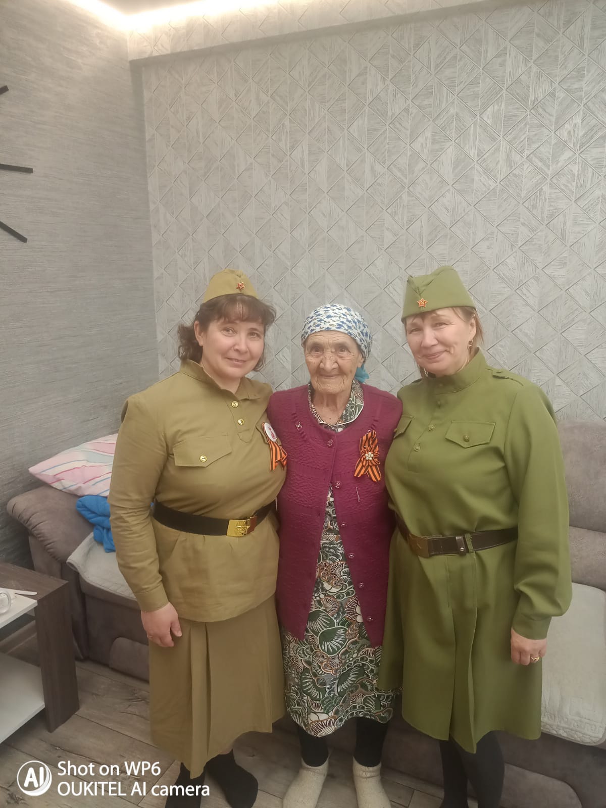 Труженики тыла и дети войны принимают поздравления.